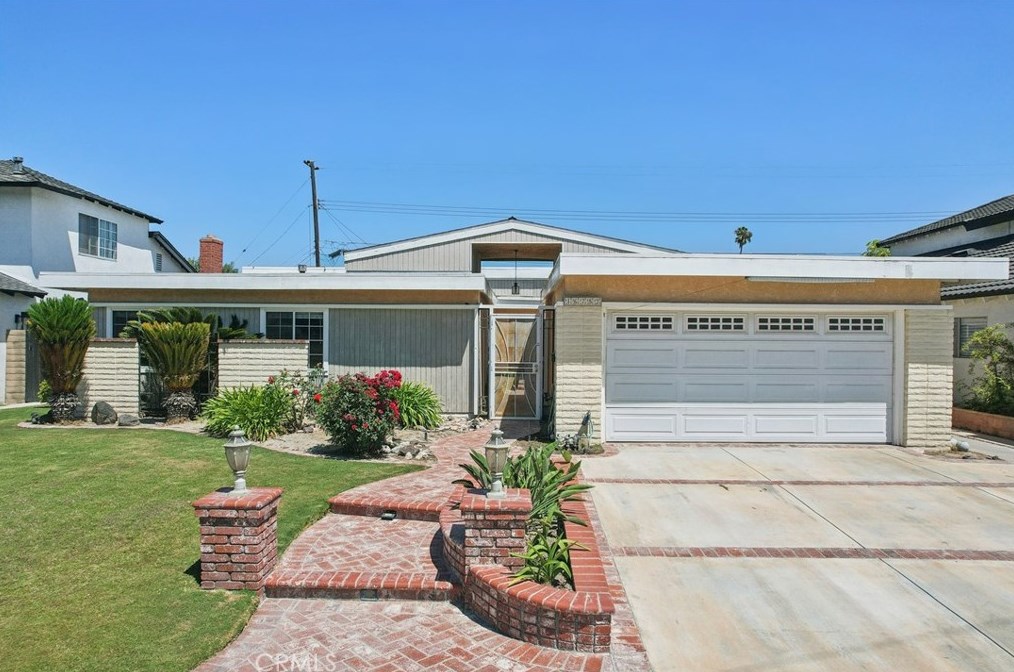 16752 Montclair Ln, Huntington Beach, CA 92647