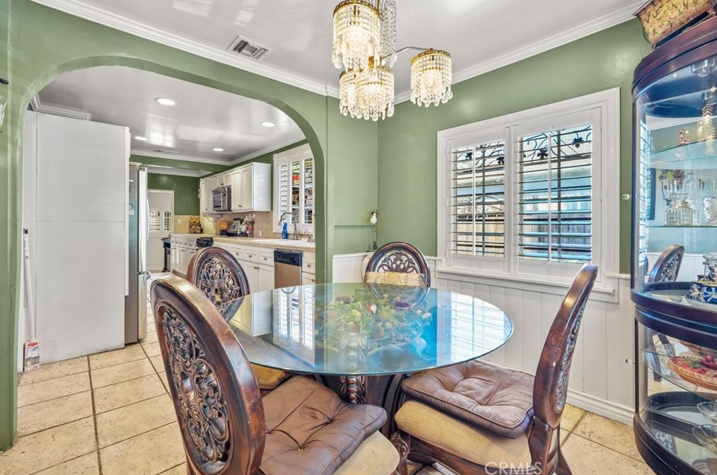 6909 Encino Ave, Van Nuys CA  91406-5357 exterior