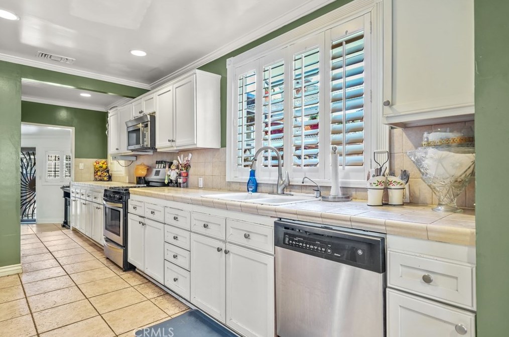 6909 Encino Ave, Van Nuys CA  91406-5357 exterior