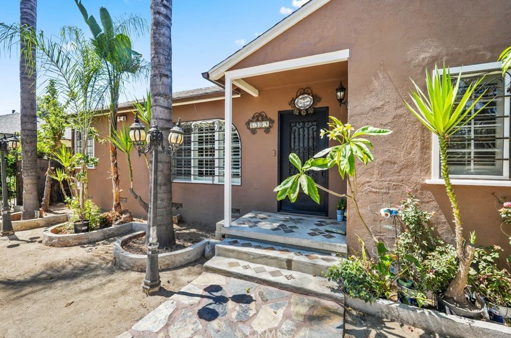 6909 Encino Ave, Van Nuys CA  91406-4329 exterior