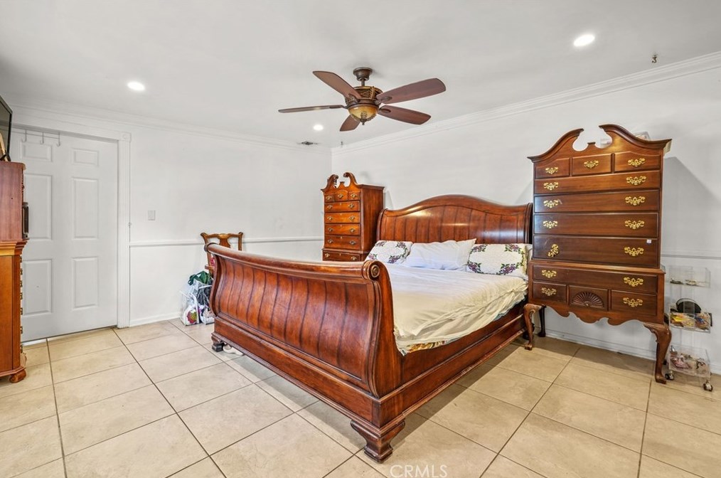 6909 Encino Ave, Van Nuys CA  91406-5357 exterior
