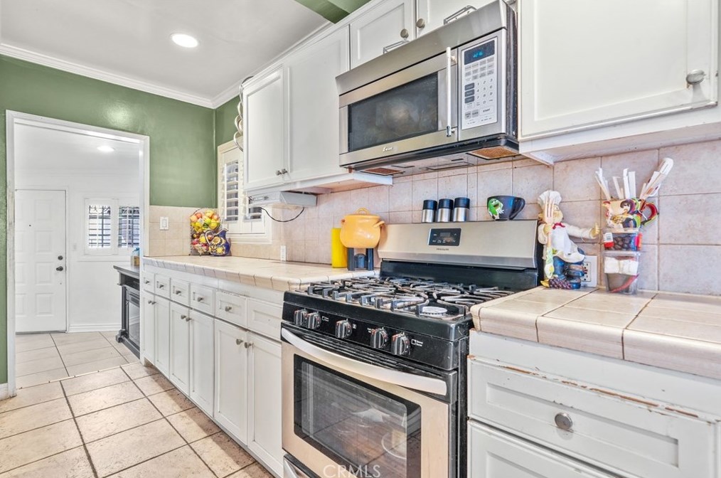 6909 Encino Ave, Van Nuys CA  91406-5357 exterior