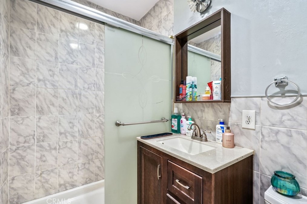 6909 Encino Ave, Van Nuys CA  91406-5357 exterior