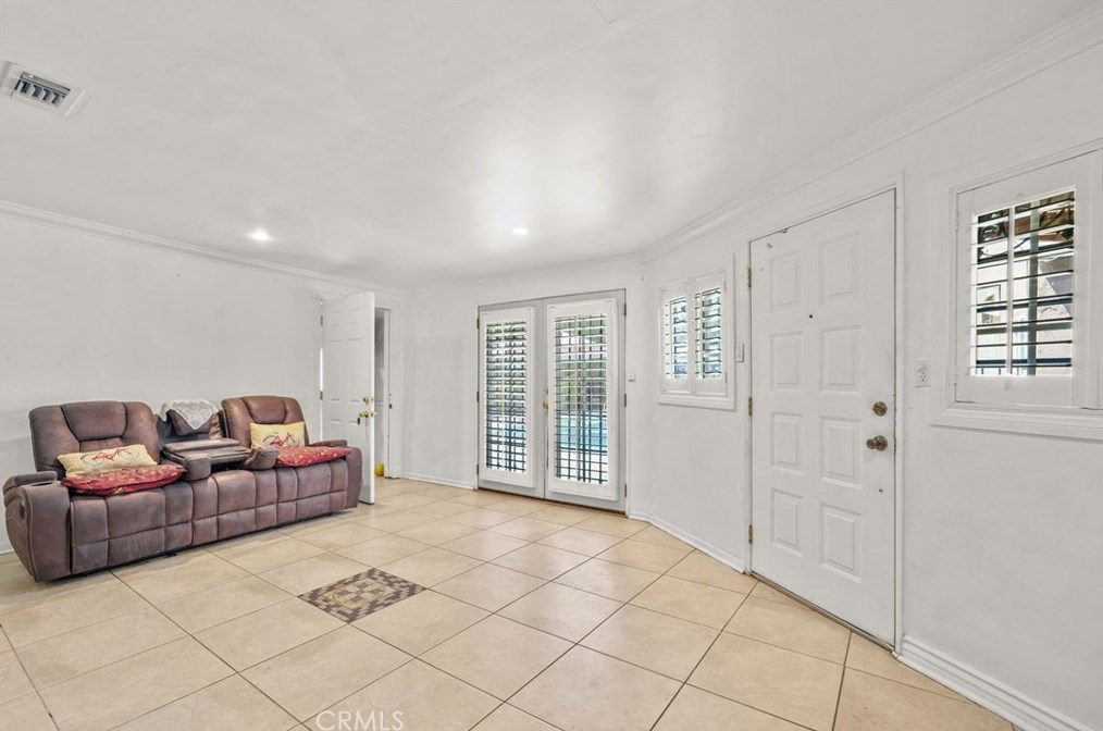 6909 Encino Ave, Van Nuys CA  91406-5357 exterior