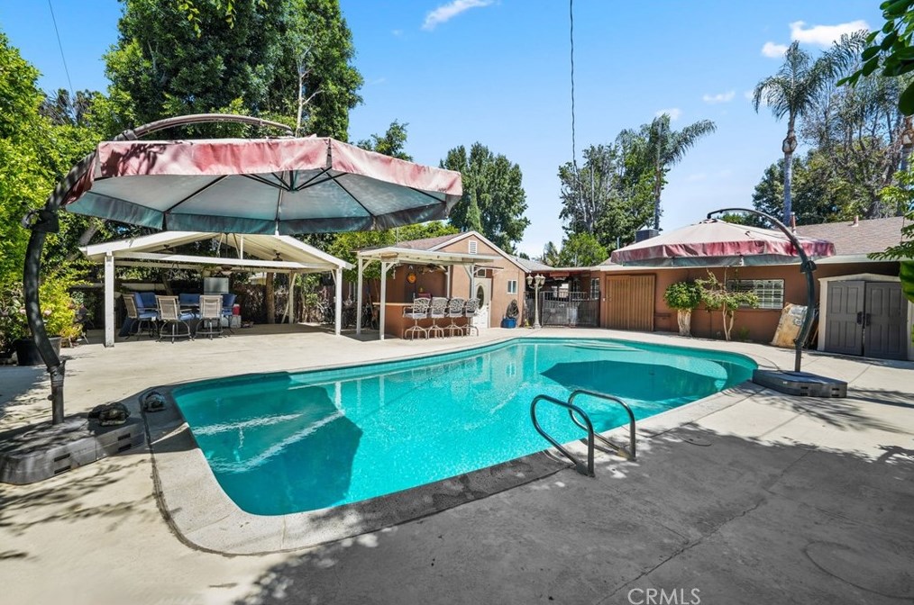 6909 Encino Ave, Van Nuys CA  91406-5357 exterior