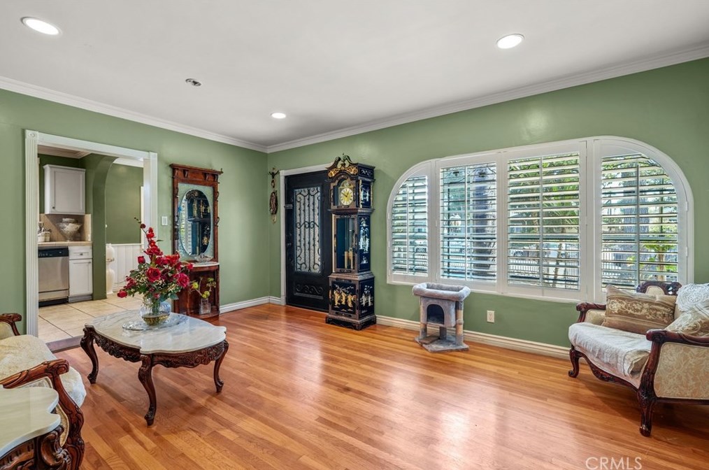6909 Encino Ave, Van Nuys CA  91406-5357 exterior
