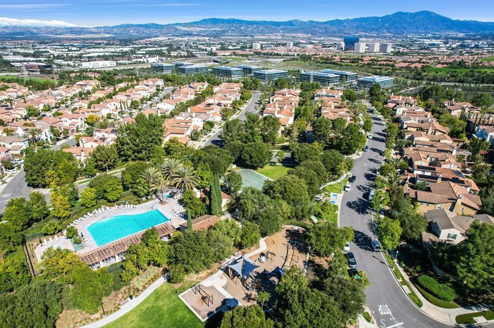 48 Dovetail, Irvine CA  92603-4202 exterior