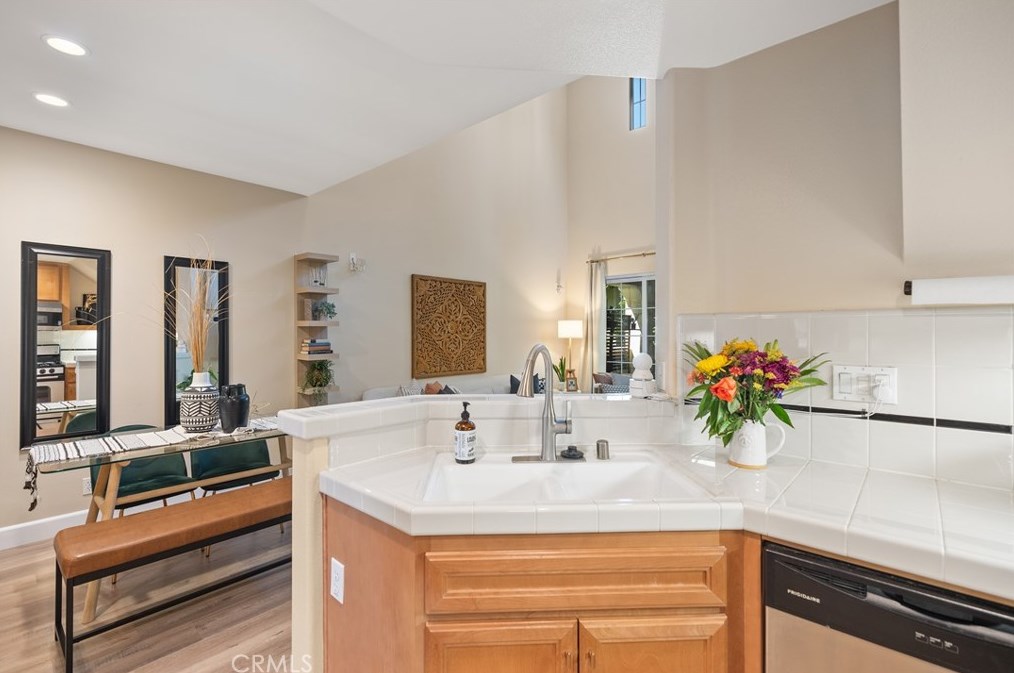 48 Dovetail, Irvine CA  92603-4202 exterior