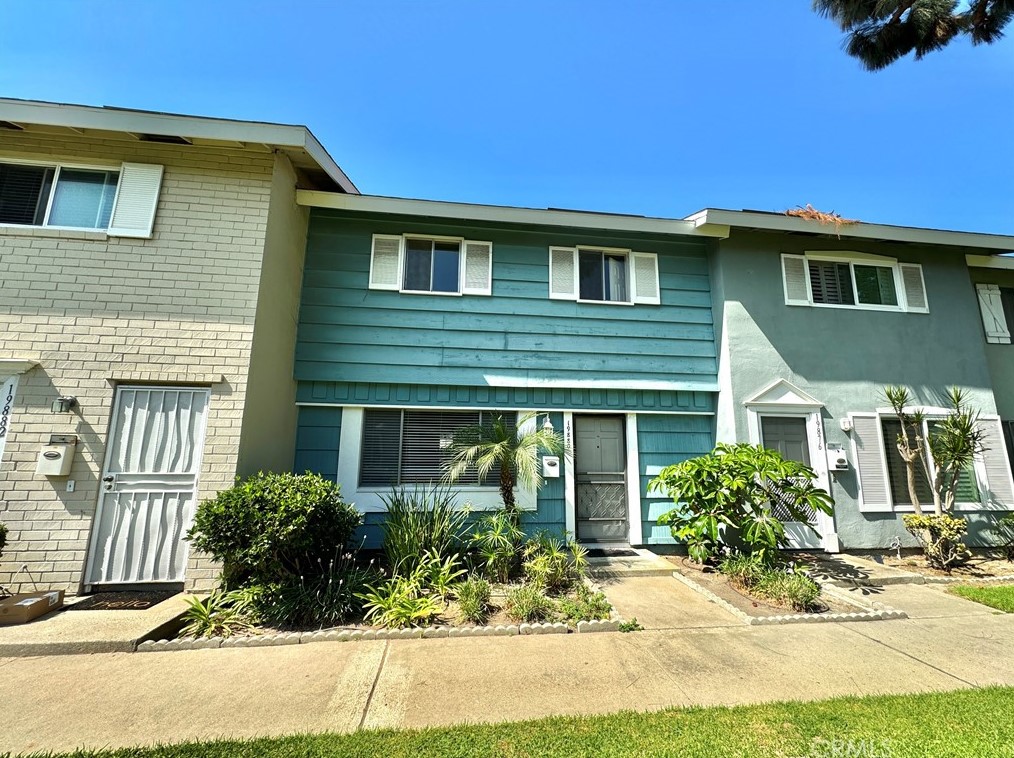 19880 Claremont Ln, Huntington Beach, CA 92646