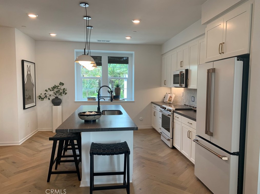 3673 Elm Ave, Long Beach CA 90807-3401 exterior