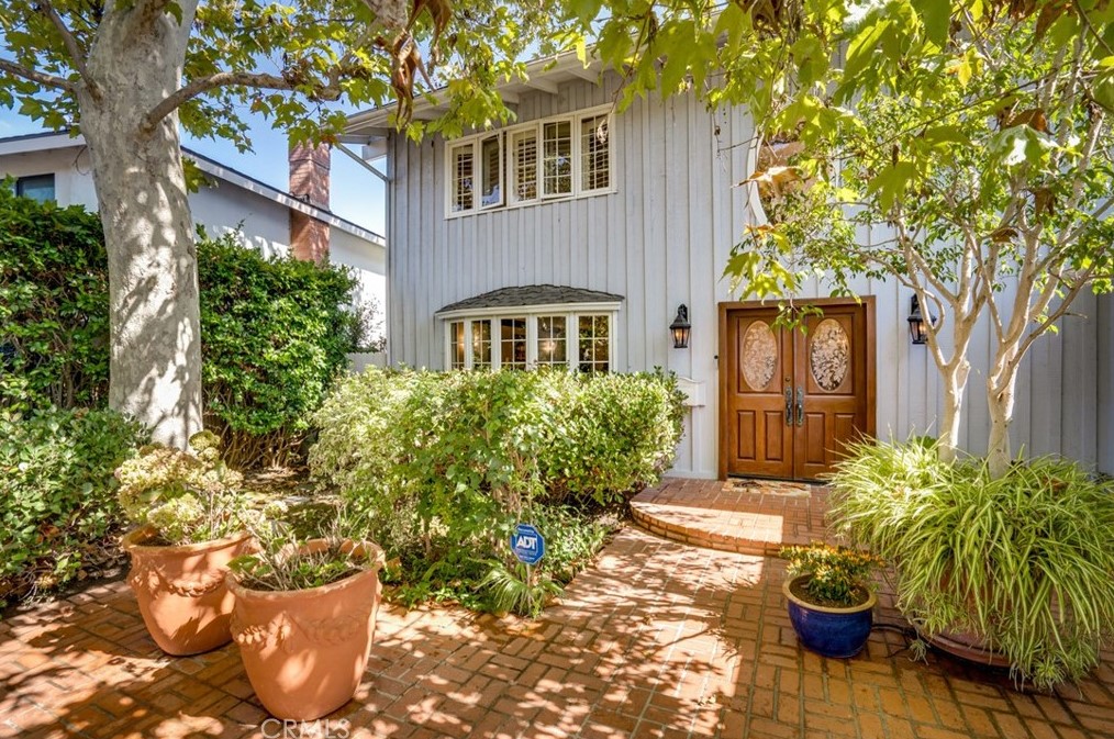 16842 Harkness Cir, Huntington Beach, CA 92649