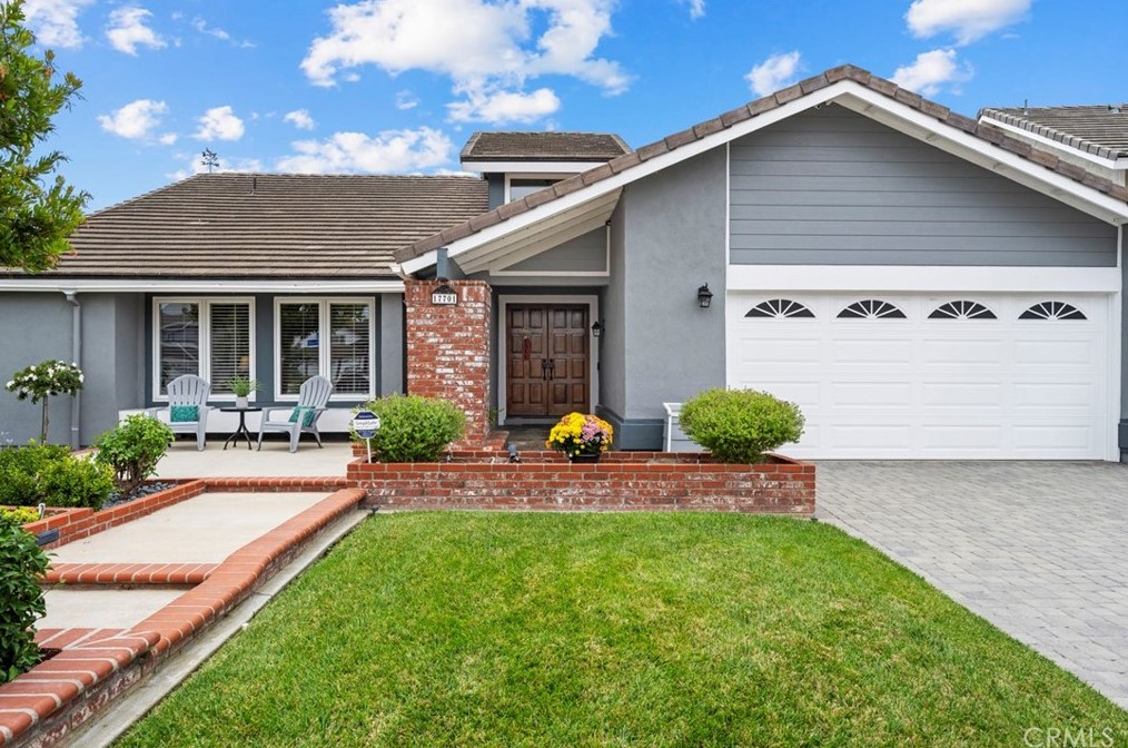17701 Rainglen Ln, Huntington Beach, CA 92649