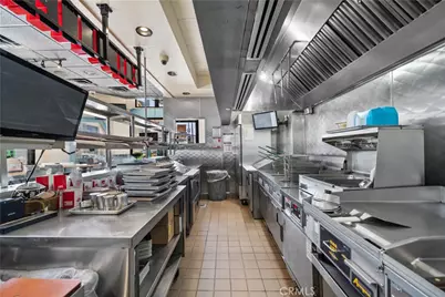 474 N Beverly Dr, Beverly Hills, CA 90210 - Photo 16