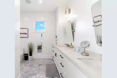 417 E Bay, Newport Beach, CA 92661 - Photo 18