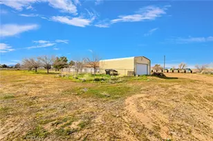 7845 Fuente Rd, Oak Hills, CA 92344 - Photo 16