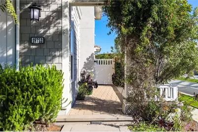 19752 Wardlow, Huntington Beach, CA 92646 - Photo 2