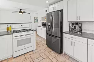 17102 Kampen Ln, Huntington Beach, CA 92647 - Photo 6