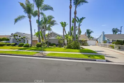17711 Edwards, Huntington Beach, CA 92647 - Photo 2