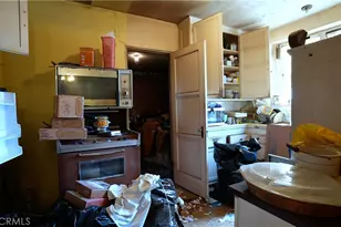 10504 S Manhattan, Los Angeles, CA 90047 - Photo 12