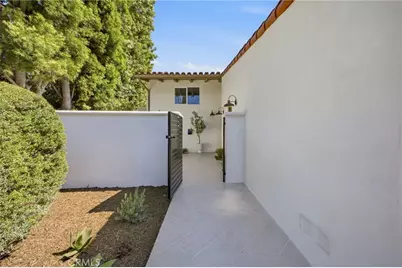 539 Vista Flora, Newport Beach, CA 92660 - Photo 4