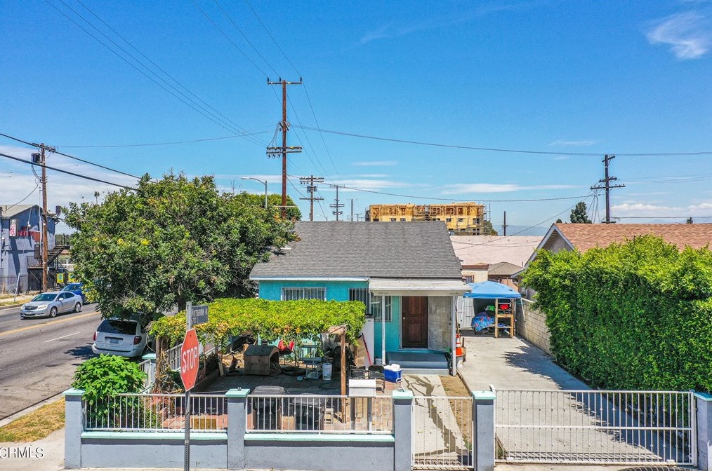 1359 68th St, Los Angeles, CA 90001-1913