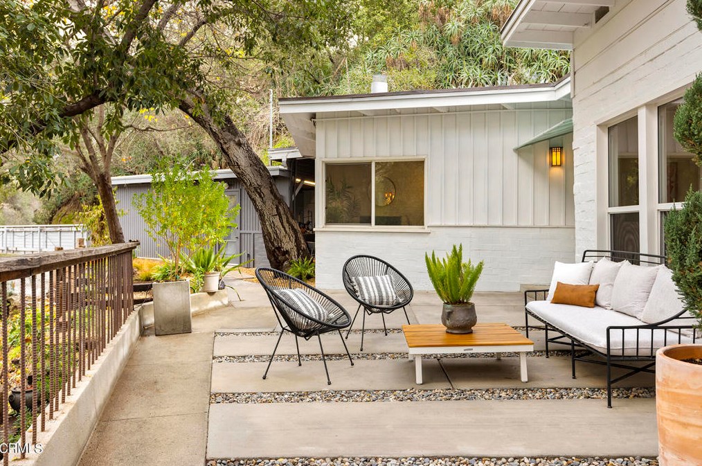4 Lida Ln, Pasadena, CA 91103-1900