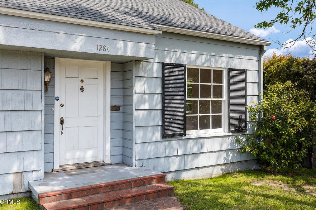 1284 Eastlyn Pl, Pasadena, CA 91104-3309
