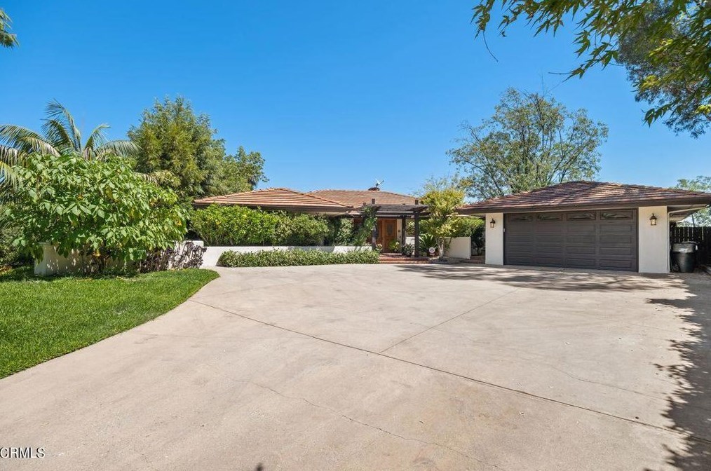 3854 Hampstead Rd, La Canada, CA 91011-3913