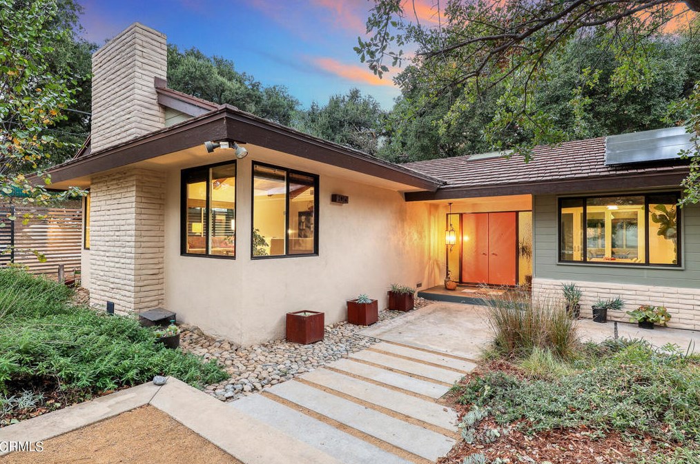 2056 Lyans Dr, La Canada, CA 91011