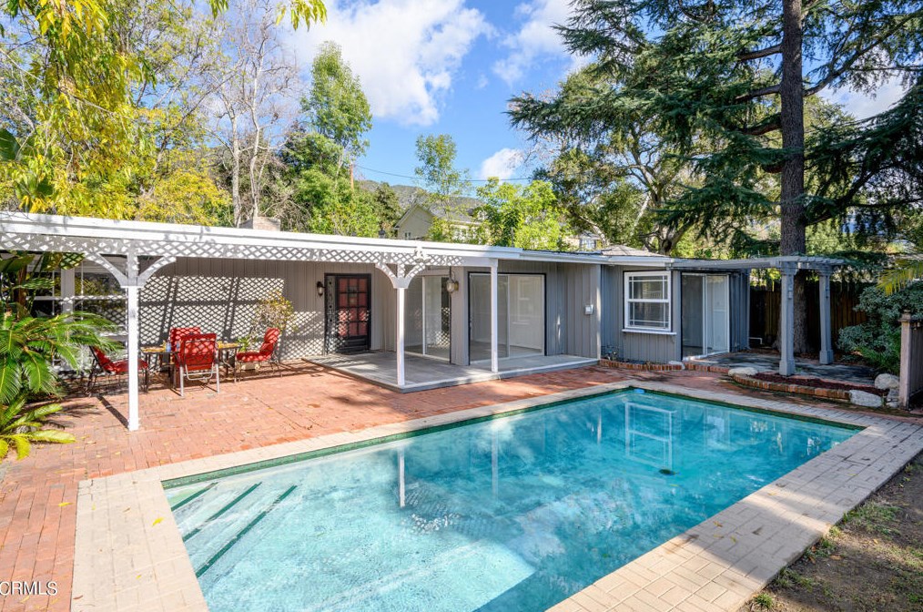1041 Green Ln, La Canada, CA 91011