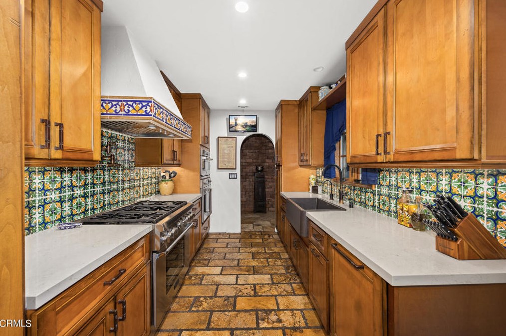 1400 Moncado Dr, Glendale CA  91207-1248 exterior