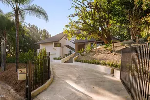 9617 Oak Pass Rd, Beverly Hills, CA 90210 - Photo 2