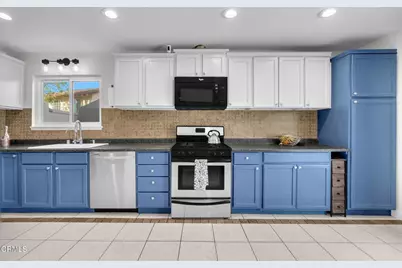 27800 Parkvale Drive, Santa Clarita, CA 91350 - Photo 16