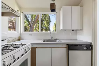 22330 Victory Boulevard #604, Los Angeles, CA 91367 - Photo 4