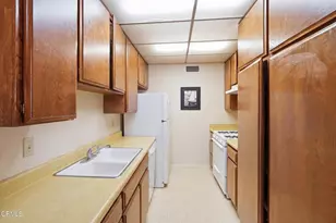 12321 Riverside Dr, Valley Village, CA 91607 - Photo 10