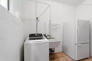 3911 De Longpre Ave, Los Angeles, CA 90027 - Photo 36