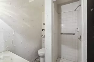 3911 De Longpre Ave, Los Angeles, CA 90027 - Photo 32