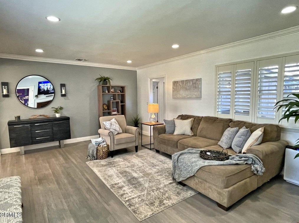 417 Eaton Dr, Pasadena, CA 91107-2818