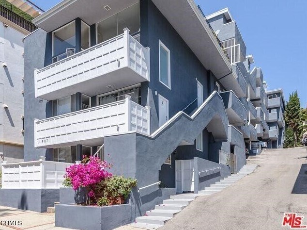 11627 Chenault St, Los Angeles CA  90049-4517 exterior