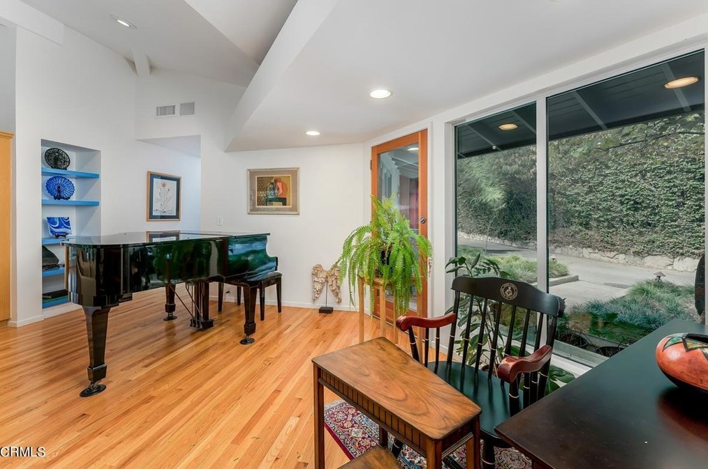 855 Inverness Dr, La Canada, CA 91011-4152