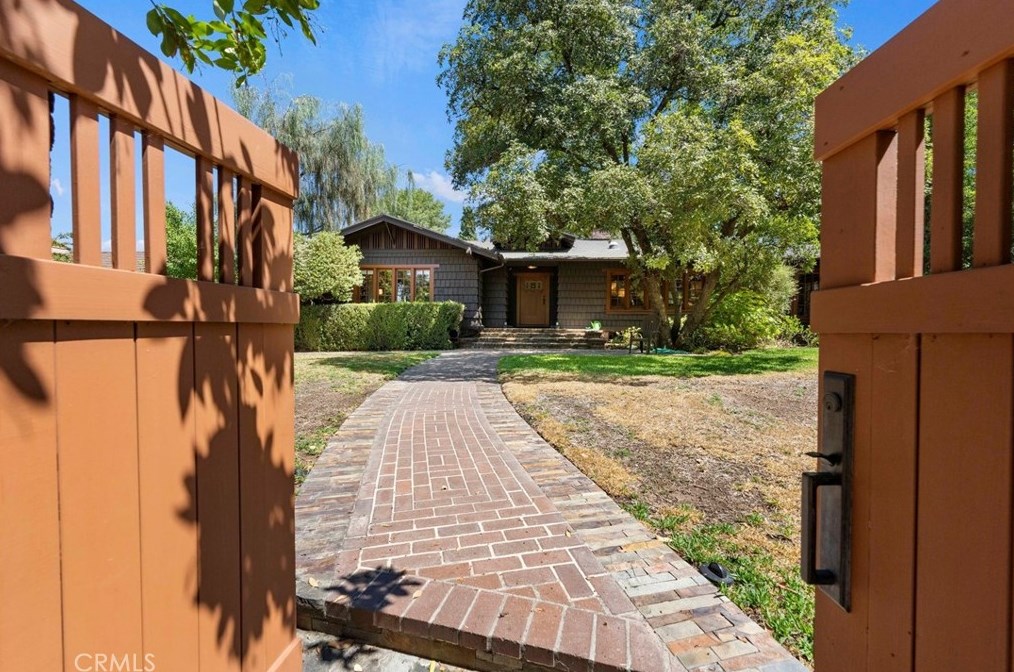751 E Woodbury Rd, Altadena, CA 91001