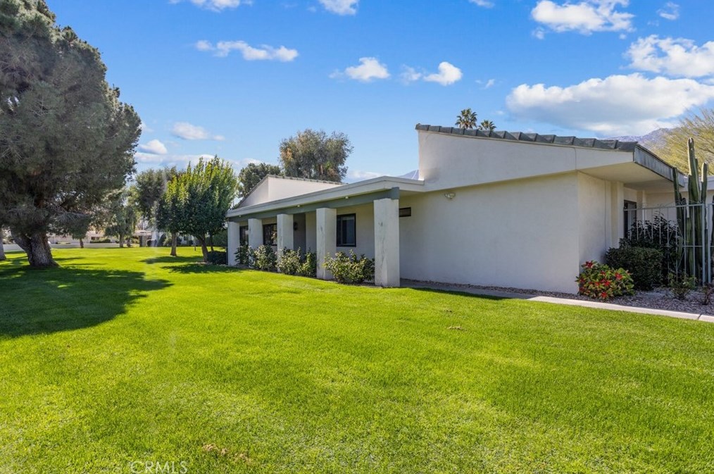 2057 Grand Bahama Dr, Palm Springs, CA 92264-8547