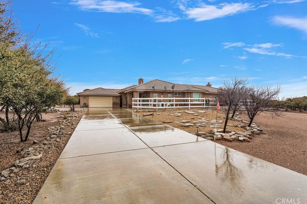 8368 Arrowhead Rd, Phelan CA  92371-6299 exterior