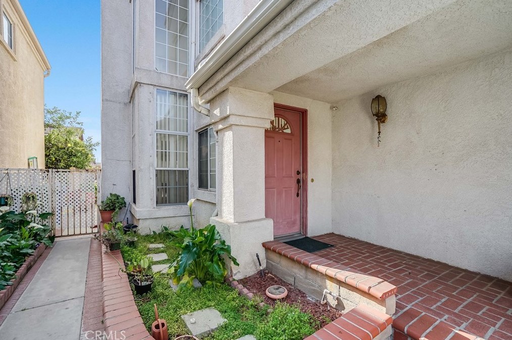 7523 Bellingham Ave, North Hollywood, CA 91605