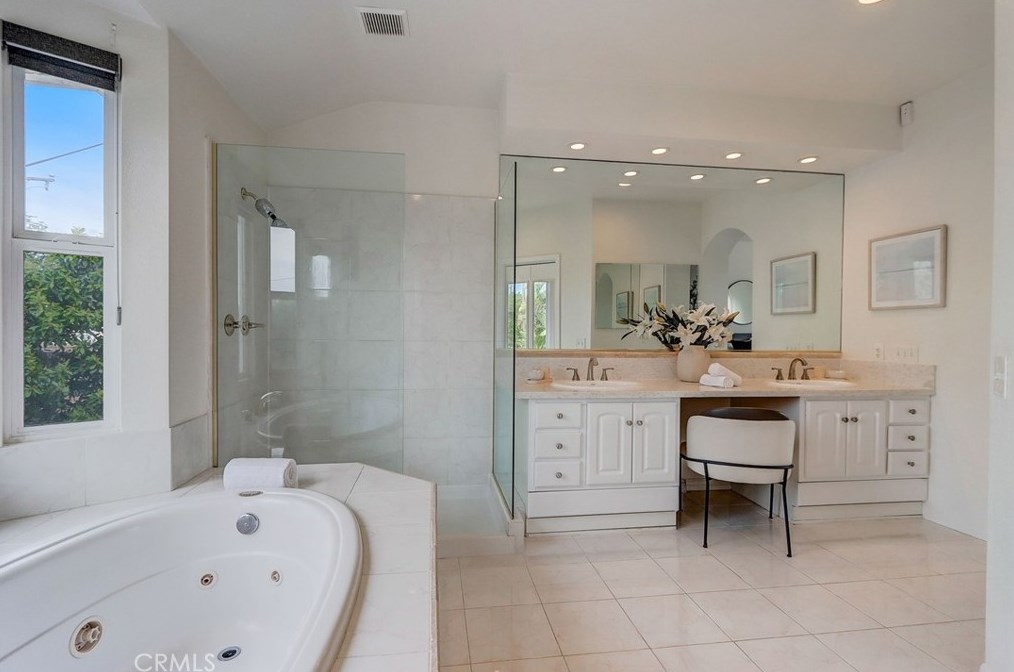 2224 Laurel Pl, Newport Beach CA  92663-5458 exterior