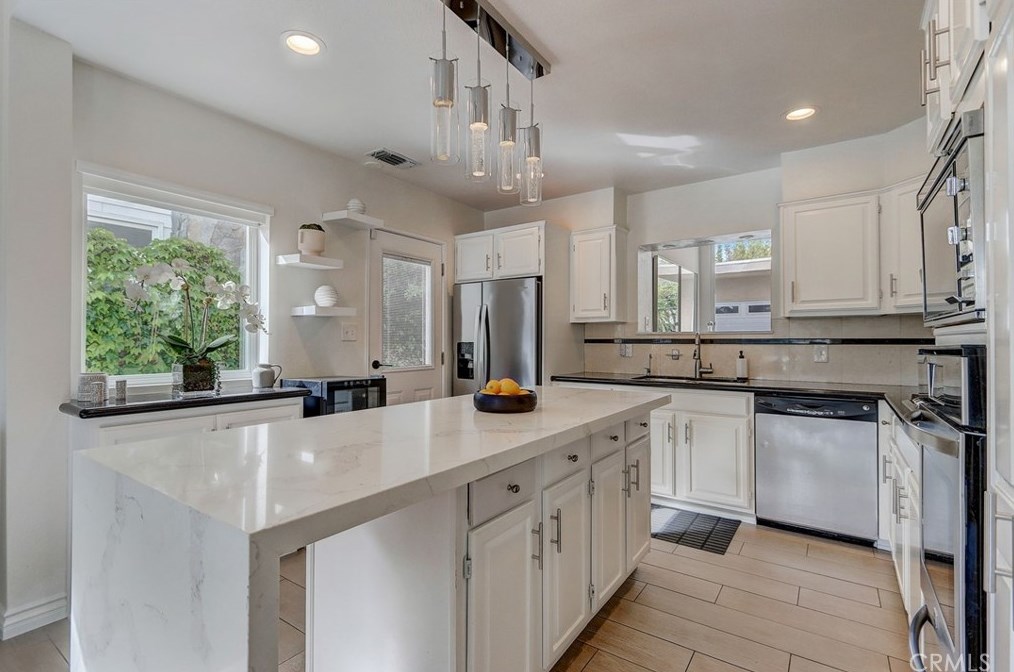 2224 Laurel Pl, Newport Beach CA  92663-5458 exterior