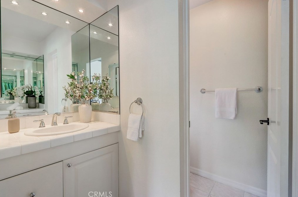 2224 Laurel Pl, Newport Beach CA  92663-5458 exterior