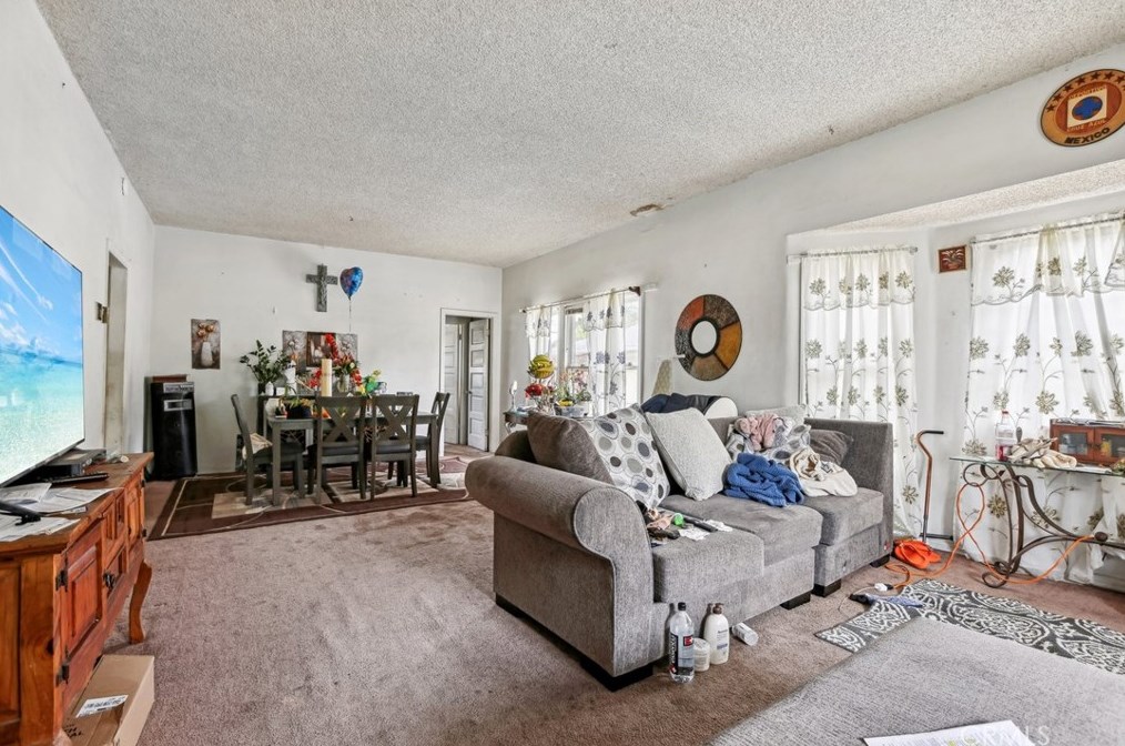 322 Carmelo Ave, Pasadena, CA 91107-3274