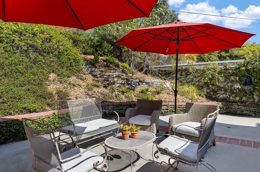 1021 Mtn St, Glendale CA  91202-1041 exterior