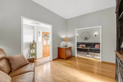 870 S Euclid Avenue, Pasadena, CA 91106 - Photo 2